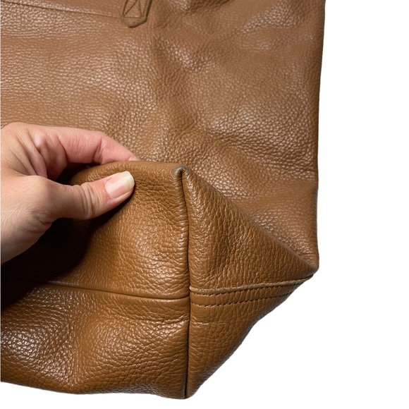 Cuyana | Classic Leather Tote in Caramel Leather - Picture 7 of 8